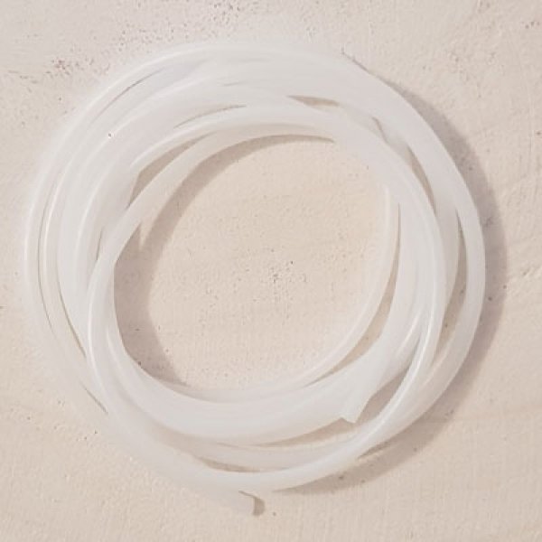 1 meter 2 mm hvid, hul pvc-snor med en diameter p&aring; 2 mm.