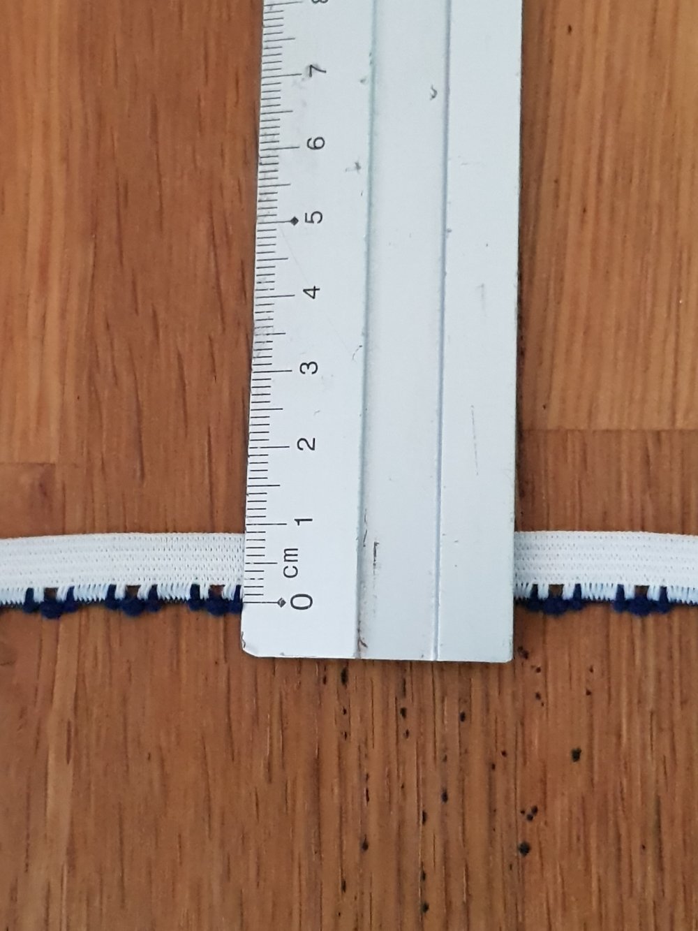 I meterm&aring;l Fancy hvid elastik 9 mm.