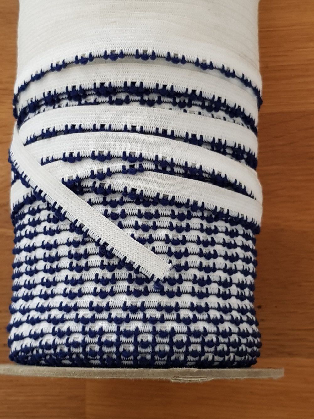 I meterm&aring;l Fancy hvid elastik 9 mm.