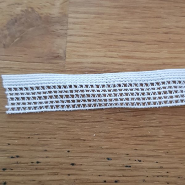 I meterm&aring;l Fancy hvid elastik 15 mm.