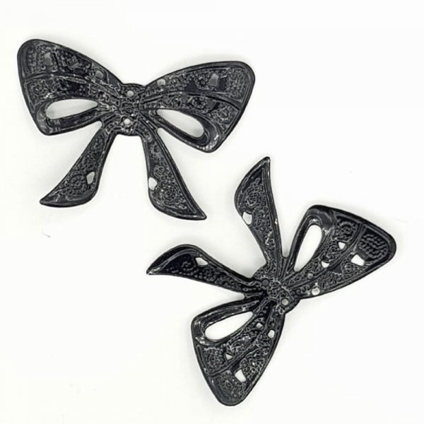 Knot charm N&deg;06 vedh&aelig;ng, filigran knudeforbindelse i fint sort metal 39 x 26 mm