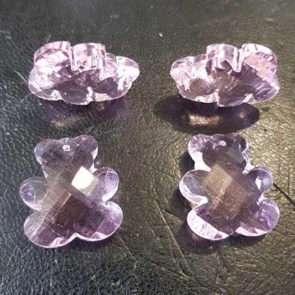 Bj&oslash;rn vedh&aelig;ng lavet af facetteret glas N&deg;01-01