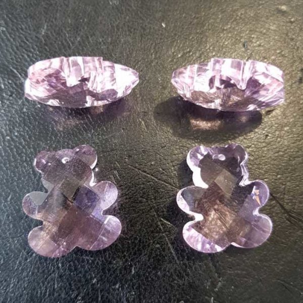 Bj&oslash;rn vedh&aelig;ng lavet af facetteret glas N&deg;01-01