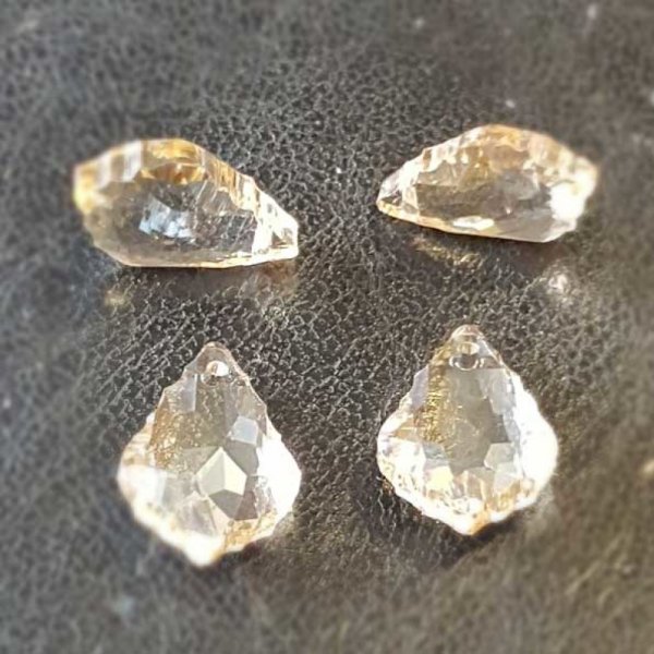 Vedh&aelig;ng i facetteret glas dr&aring;be N&deg;01-01