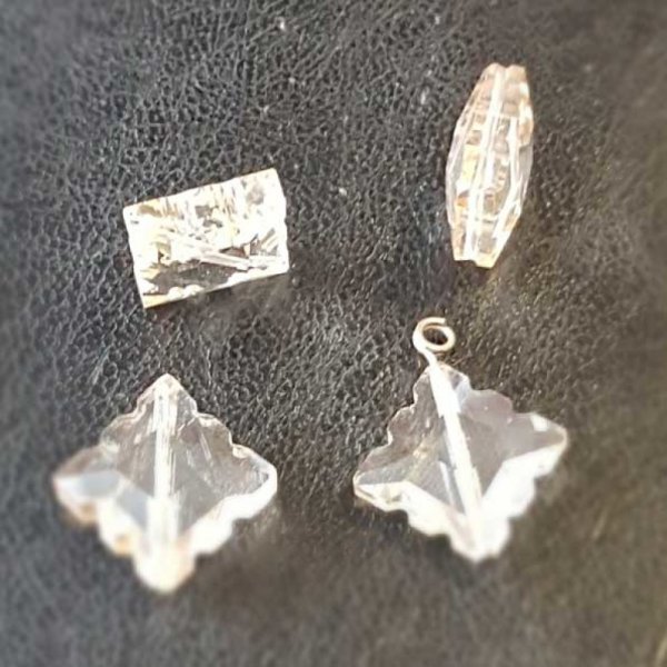 Firkantet facetteret glas vedh&aelig;ng charme N&deg;01-01