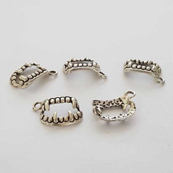 Breloque m&acirc;choire dent croc N&deg;01 Argent