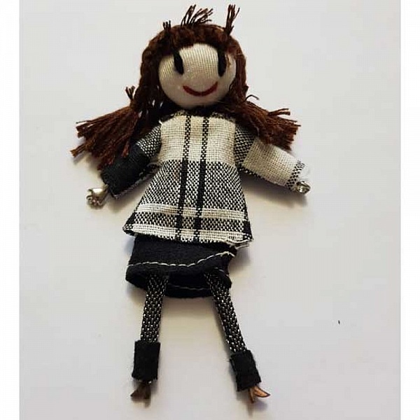 Broche avec poup&eacute;e en tissu noir et blanc