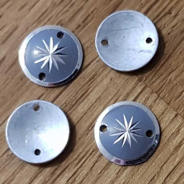 Connecteur 10 mm 2 trous rond motif &eacute;toile Gris