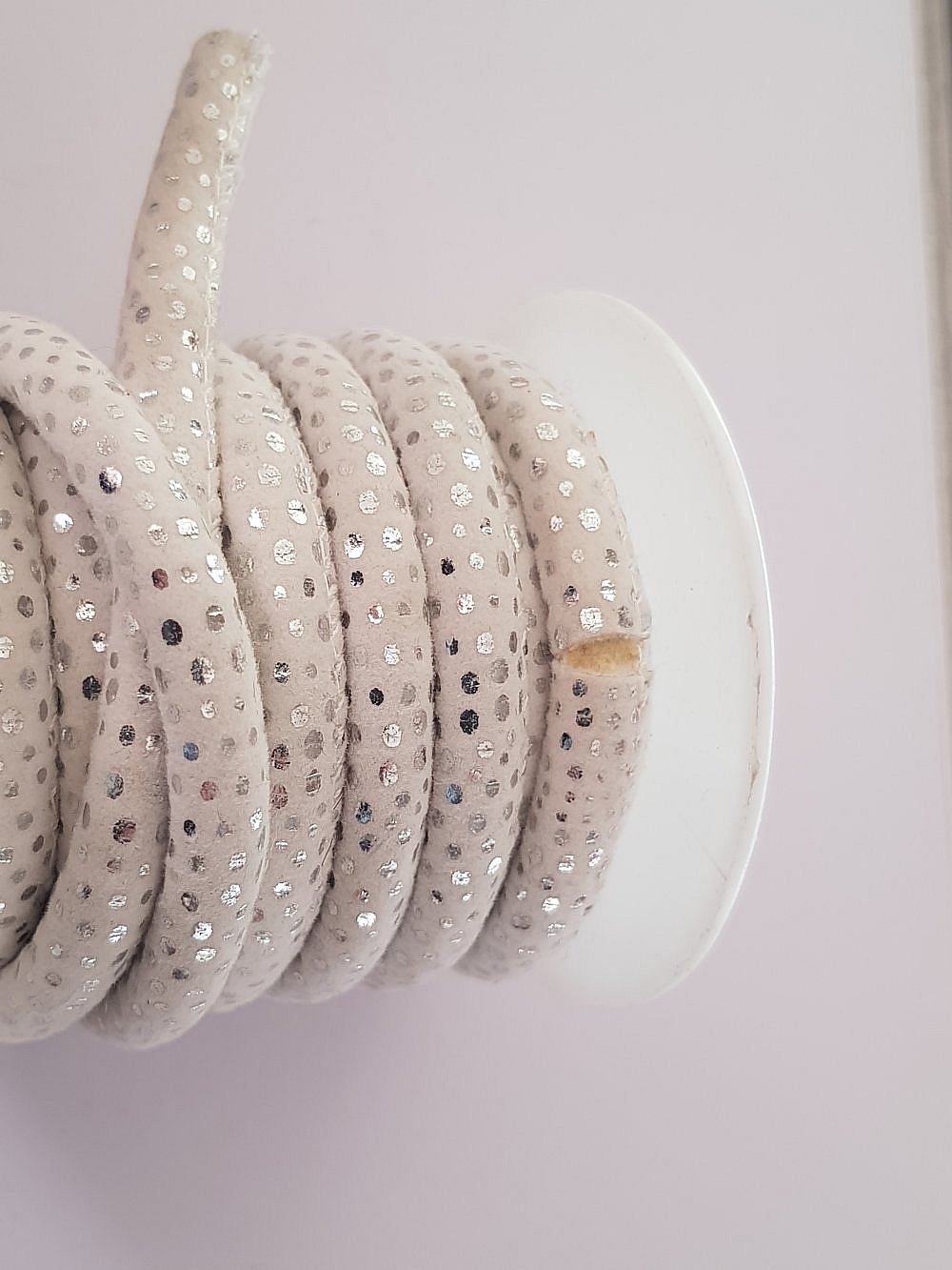 Cordon Rond 6 mm Blanc et Petits Pois Argent&eacute;