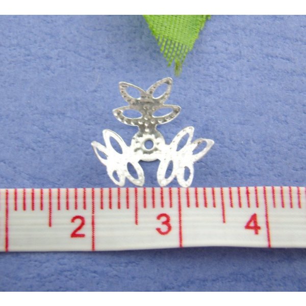 S&oslash;lvblomst med vandm&aelig;rke i legeringssk&aring;l med s&oslash;lvbel&aelig;gning x 300