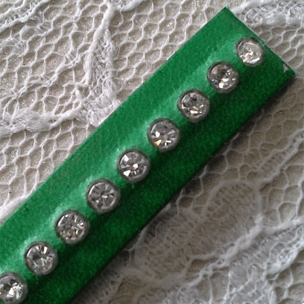 L&aelig;der B-Gr&oslash;n 10 mm Swarovski Strass pr. 20 cm