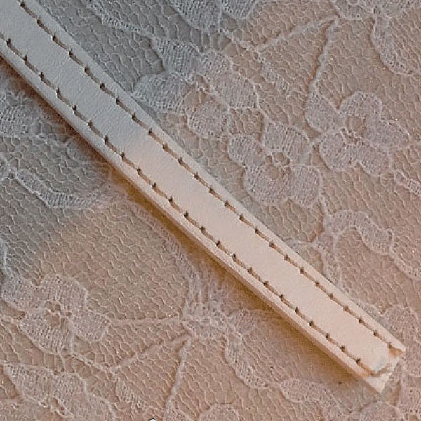 Fladt hvidt kalveskind 10 mm x 20 cm Stitched 2 tr&aring;de hvid