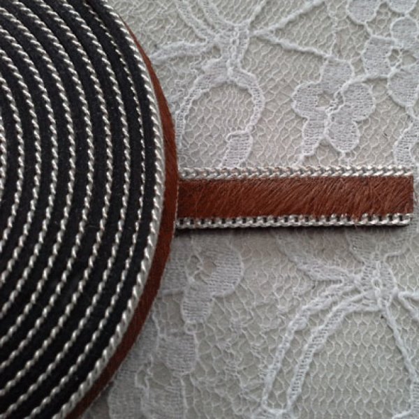 Brun flad kalveskind 10 mm x 20 cm hud og k&aelig;de