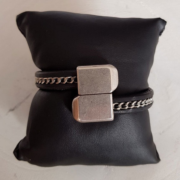 10 mm sort Regaliz-l&aelig;der med s&oslash;lvk&aelig;de pr. 20 cm