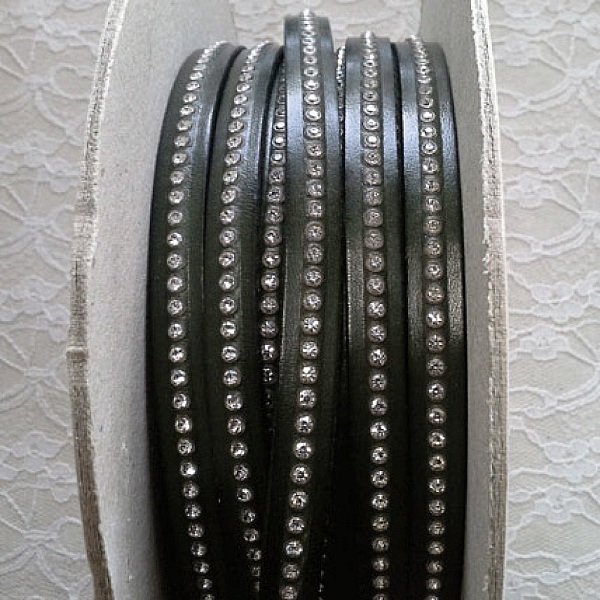 Milit&aelig;rgr&oslash;nt l&aelig;der 10 mm Swarovski Strass pr. 20 cm