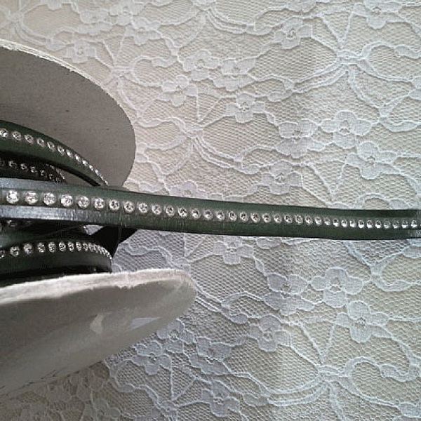 Milit&aelig;rgr&oslash;nt l&aelig;der 10 mm Swarovski Strass pr. 20 cm