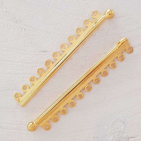 Gylden l&aring;s med flere r&aelig;kker.