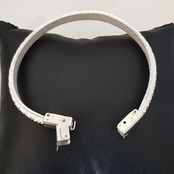 06 mm guld glitter rem med l&aelig;derforing pr. 20 cm