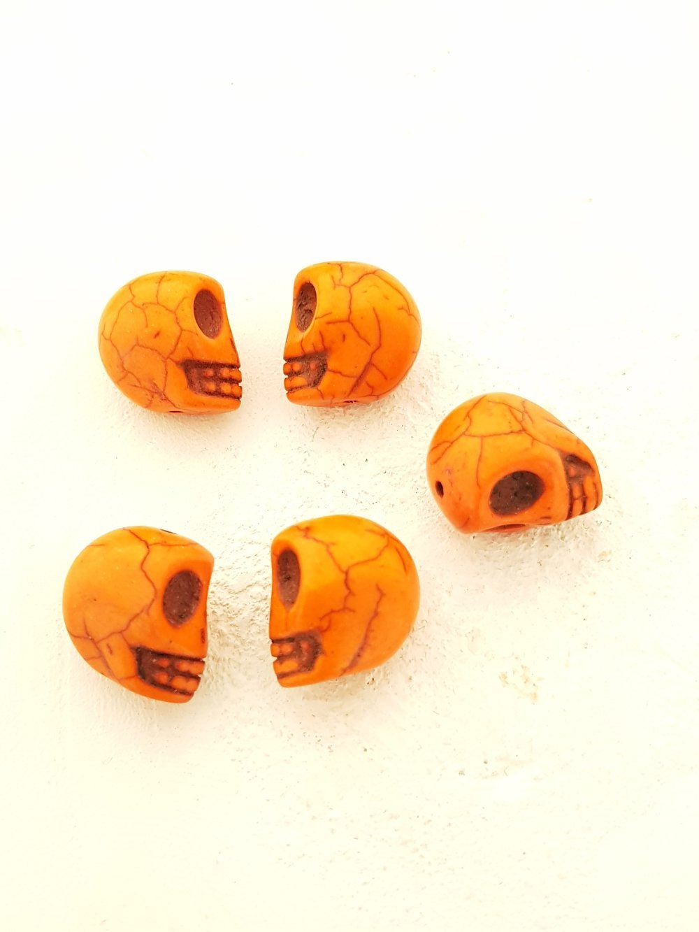 Lot 01 Howlite Tinted Skulls 18 mm