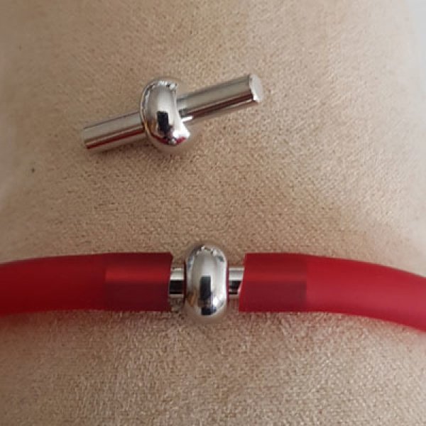 Pakke med 10 s&oslash;lvfarvede hule PVC-snorsp&aelig;nder 5 mm