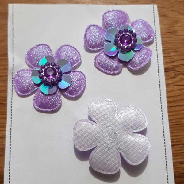 S&aelig;t med 3 blomster 5 kronblade lilla stoffer