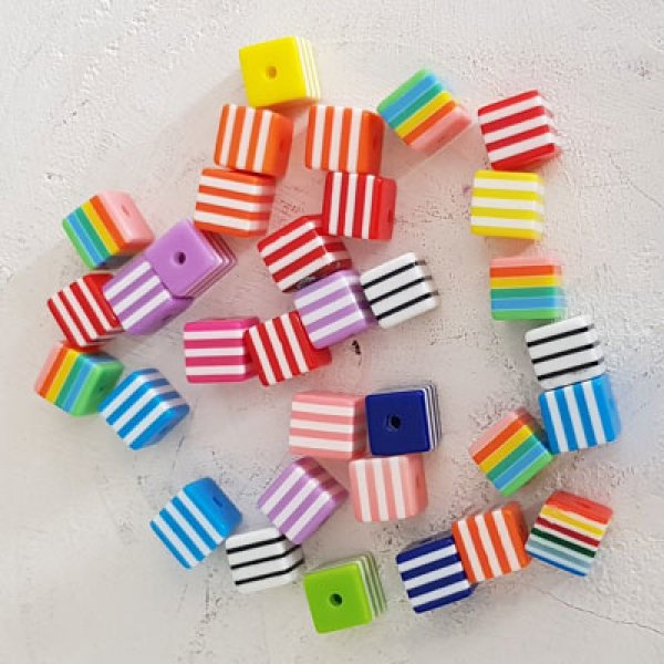 S&aelig;t med 33 assorterede perler 8 x 8 mm