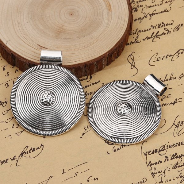 Pendentif N&deg;001-E en Alliage Rond Fleur Creux Argent Vieilli 81 mm x 68 mm