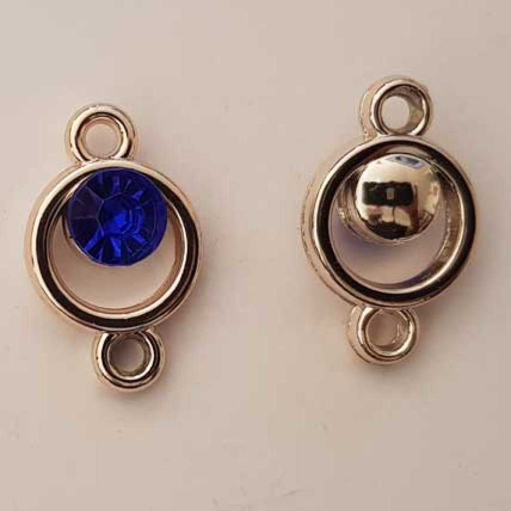 Pendentif en plastique et strass acrylique rond entre deux N°03 bleu