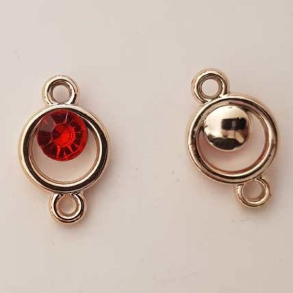 Pendentif en plastique et strass acrylique rond entre deux N&deg;03 rouge