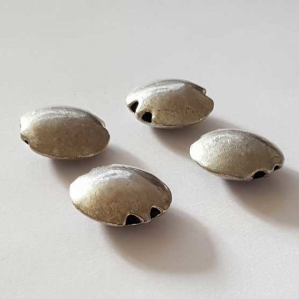 Perle 2 trous en m&eacute;tal argent&eacute; galet 18 mm 04