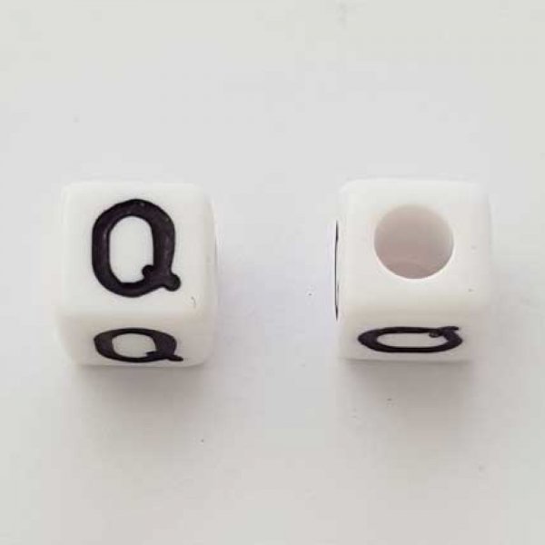 Perle Carr&eacute; Lettre Q Blanc Noir 8mm