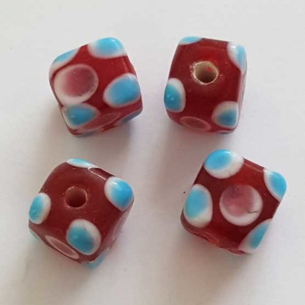 Perle fantaisie carr&eacute; c&eacute;ramique rouge 11 mm N&deg;01