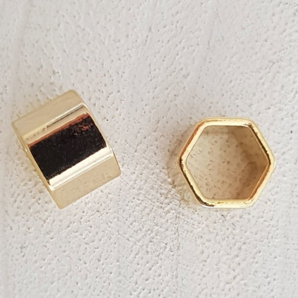 Perle, der passerer gennem r&oslash;r nr. 15