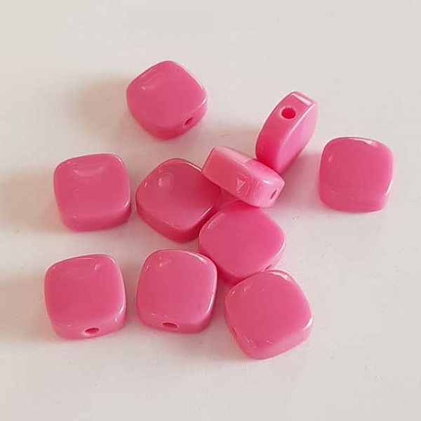 Perle plate plastique carr&eacute; rose fonc&eacute; 10 mm N&deg;01