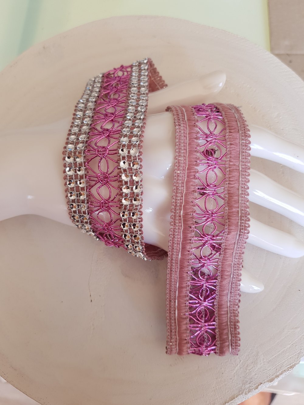 Strassb&aring;nd N&deg;06 s&oslash;lv og pink pr. 0,50 cm.