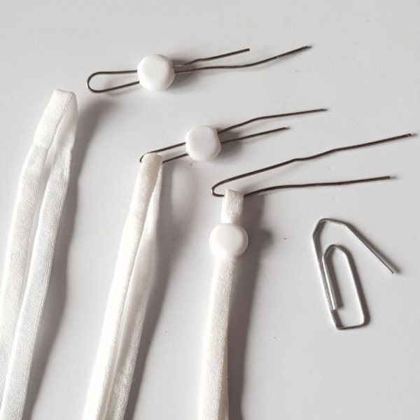 s&aelig;t 20 elastikb&aring;nd med hvid snor og justerbar sp&aelig;nde til maske....