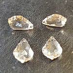 Vedhæng i facetteret glas dråbe N°01-01