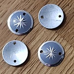 Connecteur 10 mm 2 trous rond motif étoile Gris