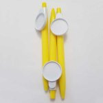 Stylo Jaune avec support cabochon 25 mm