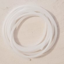 1 meter 2 mm hvid, hul pvc-snor med en diameter på 2 mm.