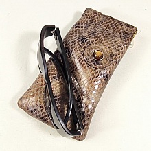 Etui en cuir fermoir clic clac pour lunettes.