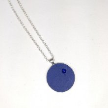 Vedhæng i messing og blåt læder med lapis lazuli cabochon.