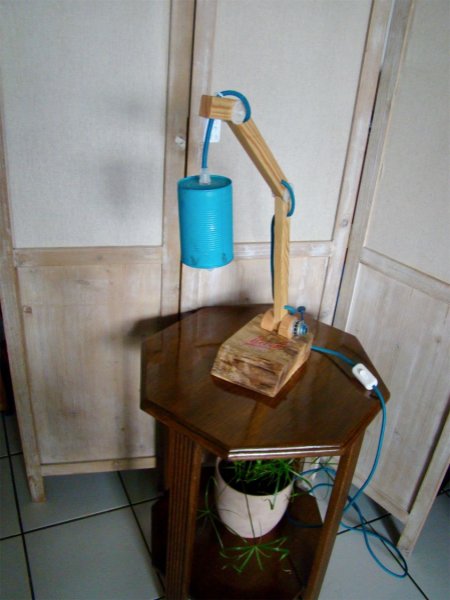 Fed bl&aring; lampe til en fr&aelig;k dreng