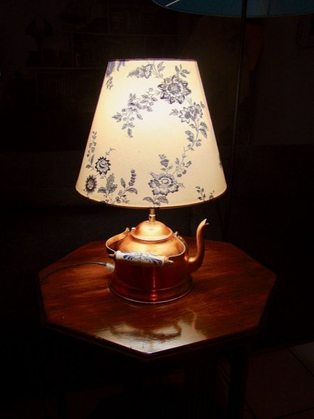 Lampe bouilloire en cuivre recycl&eacute;