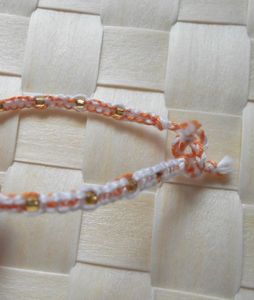 Tour de poignet en macramé corail blanc avec perles de rocaille dorées 