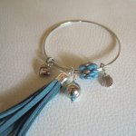 Bracelet jonc perles et pompon bleu sarcelle