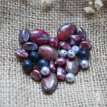 Lot de perles en pierre naturelle, cristal et verre Rouge grenat et gris