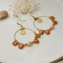 Boucles d'oreilles grandes créoles dorées perles pêche et ambre