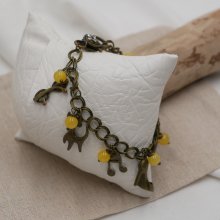 Bracelet aux breloques et perles jaunes sur chaîne aux larges anneaux doubles