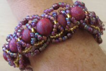 Bracelet aux perles tiss&eacute;es
